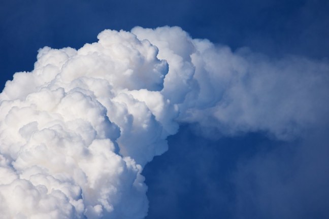 STS-133 Discovery vapor trail